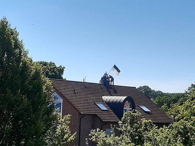 Fahne hissen in der Brockstraße 6. Zugesand von Matthias Danwerth